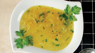 Lezzetli ve besleyici havuçlu şehriye çorbası tarifiyle sofralarınıza sıcaklık katın.