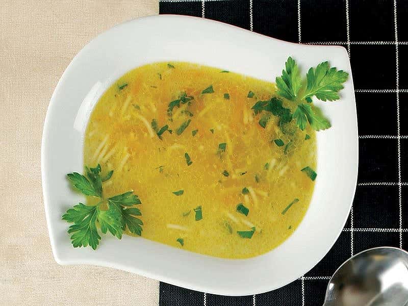 Lezzetli ve besleyici havuçlu şehriye çorbası tarifiyle sofralarınıza sıcaklık katın.