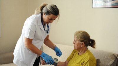 Karşıyaka Belediyesi, evde sağlık hizmetiyle vatandaşlara sosyal destek sunuyor. Sağlık