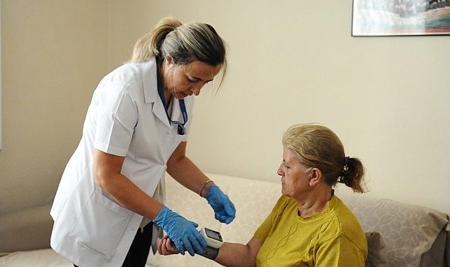 Karşıyaka Belediyesi, evde sağlık hizmetiyle vatandaşlara sosyal destek sunuyor. Sağlık