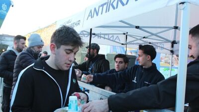 Kocaeli Büyükşehir Belediyesi, Gebze’de her akşam binlerce kişiye iftar sofraları