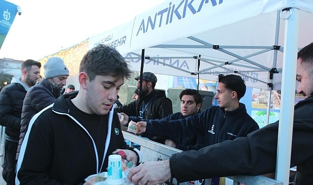 Kocaeli Büyükşehir Belediyesi, Gebze’de her akşam binlerce kişiye iftar sofraları