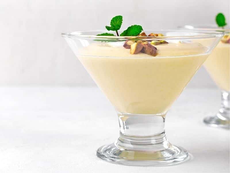 Lezzetli ve pürüzsüz kıvamlı kremalı muhallebi tarifiyle tatlı keyfini keşfedin.