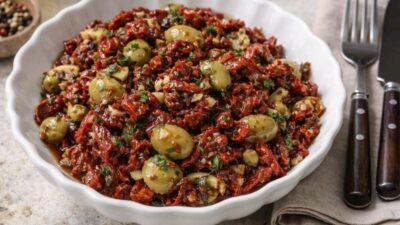 Lezzetli kuru domates salatası tarifi, malzemeleri ve yapılış adımlarıyla sofralarınıza