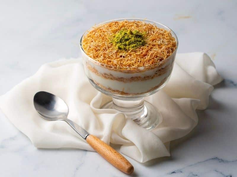 Muhallebili kadayıf tatlısı tarifi ve malzemeleriyle enfes bir tatlı yapımı.