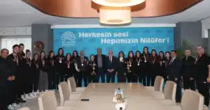 Nilüfer’in şampiyon kızları kazandıkları kupaları Başkan Şadi Özdemir’e takdim ederek