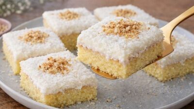 Nişastalı yumuşak pasta tarifiyle lezzetli, hafif ve pratik bir tatlı