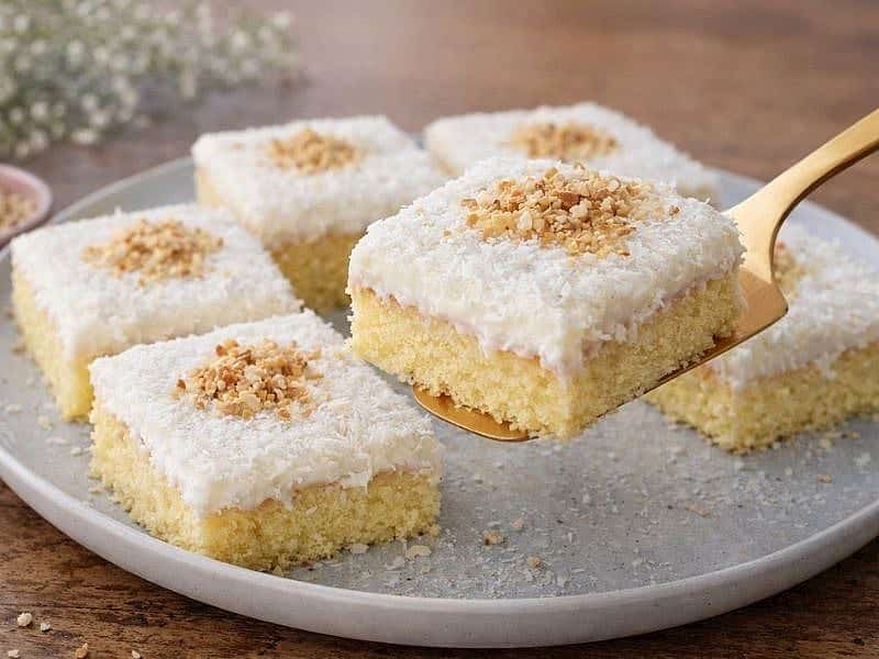 Nişastalı yumuşak pasta tarifiyle lezzetli, hafif ve pratik bir tatlı