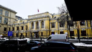 Rusya Merkez Bankası, politika faizini 50 baz puan indirerek ekonomiyi