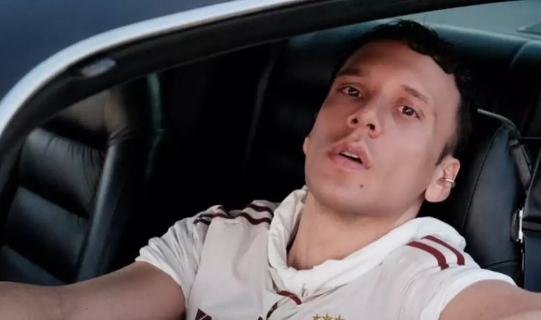 Ünlü şarkıcı Edis, İstanbul Havalimanı'nda gözaltına alındı. Olayın detayları ve