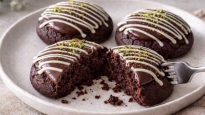 Sütlü çikolatalı ıslak kurabiye tarifi, püf noktaları ve lezzetli alternatifleriyle