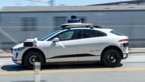 Google'ın sürücüsüz araç girişimi Waymo, 16 milyar dolarlık yatırım alarak