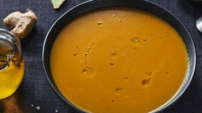 Zencefilli mercimek çorbası tarifiyle sofranıza sağlık katın. Pratik hazırlık önerileriyle