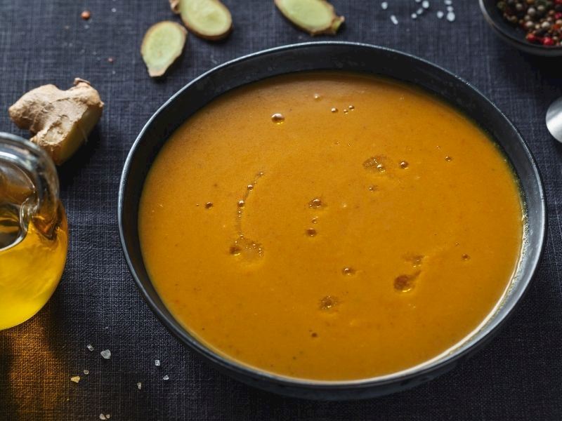 Zencefilli mercimek çorbası tarifiyle sofranıza sağlık katın. Pratik hazırlık önerileriyle