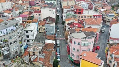 Balat’ın tarihi dokusunu, kültürel mirasını ve ulaşım seçeneklerini keşfedin. İstanbul’un