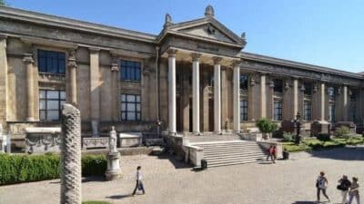 İstanbul Arkeoloji Müzesi’nin köklü tarihini, konumunu ve ziyaret saatlerini keşfedin.