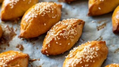 Kremalı kıyır poğaça tarifiyle yumuşacık ve lezzetli poğaçalar yapın. Pratik