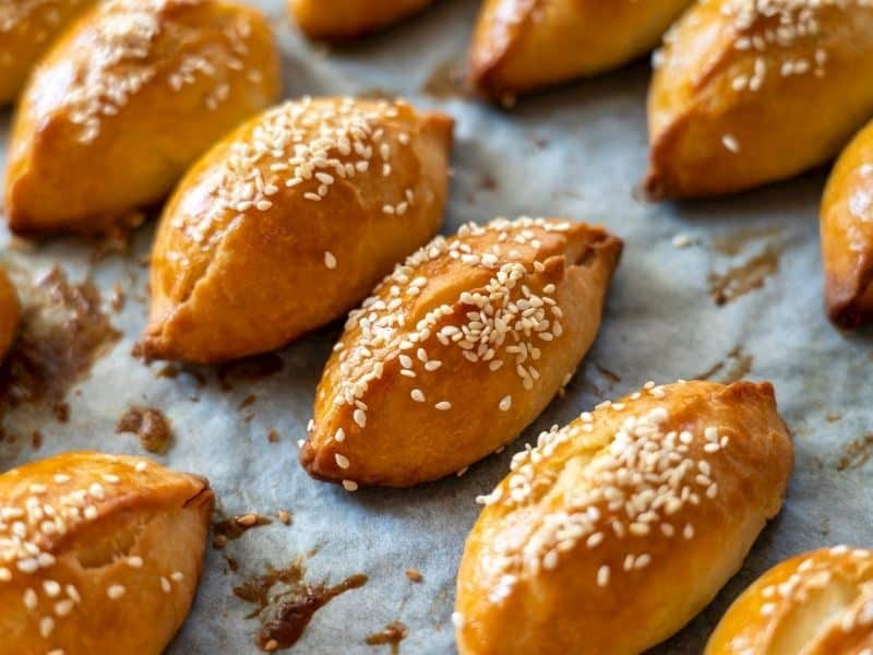 Kremalı kıyır poğaça tarifiyle yumuşacık ve lezzetli poğaçalar yapın. Pratik