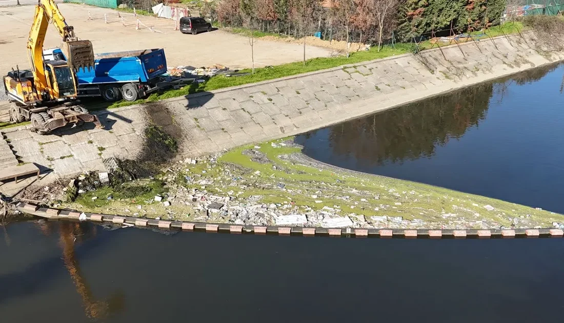 Kumla Deresi’nde 12 metreküp atık temizlendi, çevre korunarak deniz kirliliğinin