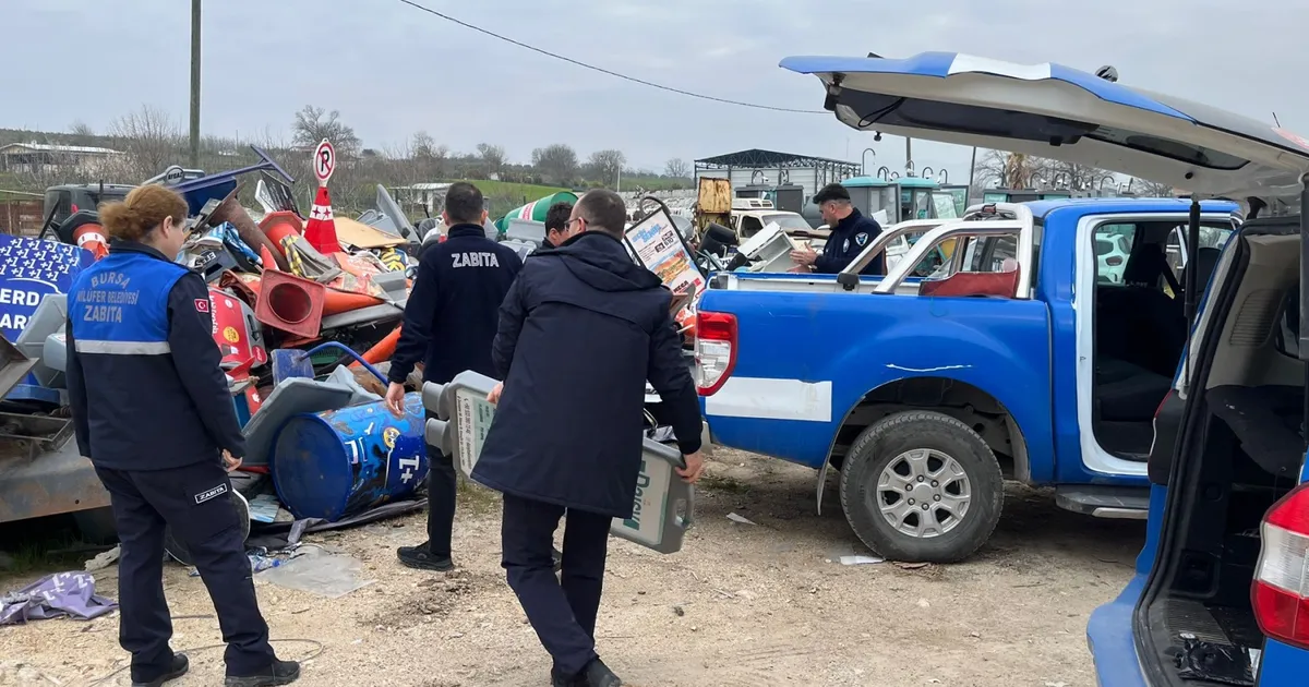 Nilüfer Belediyesi, izinsiz olarak yerleştirilen tabelaları kaldırarak kent estetiğini ve