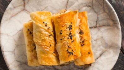Lezzetli ve pratik patatesli börek tarifi! Klasik malzemelerle enfes bir