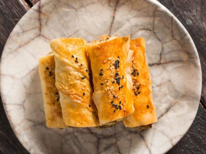 Lezzetli ve pratik patatesli börek tarifi! Klasik malzemelerle enfes bir