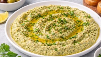 Kahvaltılara lezzet katan pratik peynirli zeytin ezmesi tarifi. Kolay hazırlanışıyla