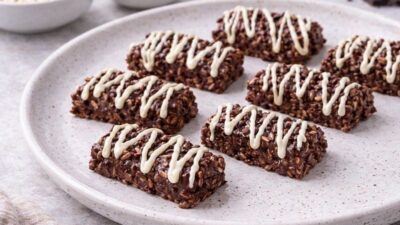 Evde kolayca yapabileceğiniz nefis pirinç patlaklı çikolata tarifi. Malzemeleri ve