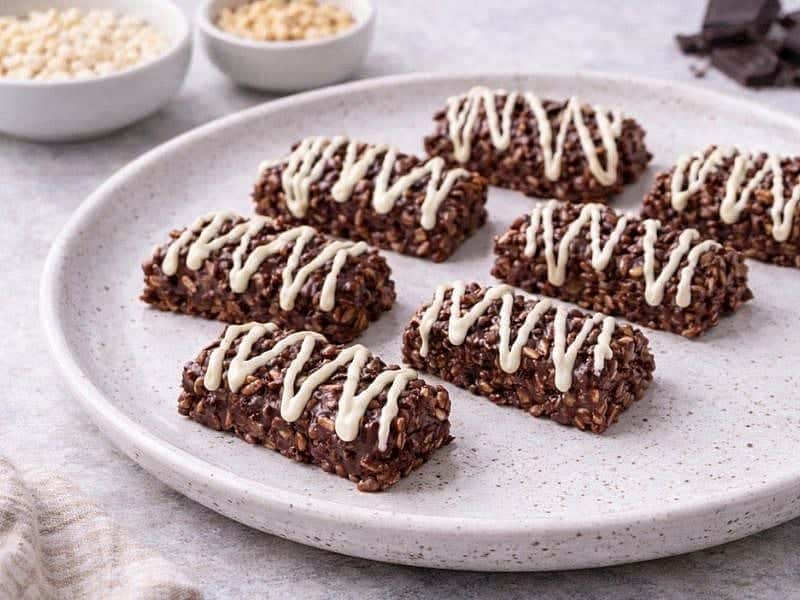 Evde kolayca yapabileceğiniz nefis pirinç patlaklı çikolata tarifi. Malzemeleri ve