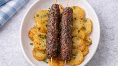 Evde kolayca hazırlayabileceğiniz pratik şiş köfte tarifi ve gerekli malzemeleri