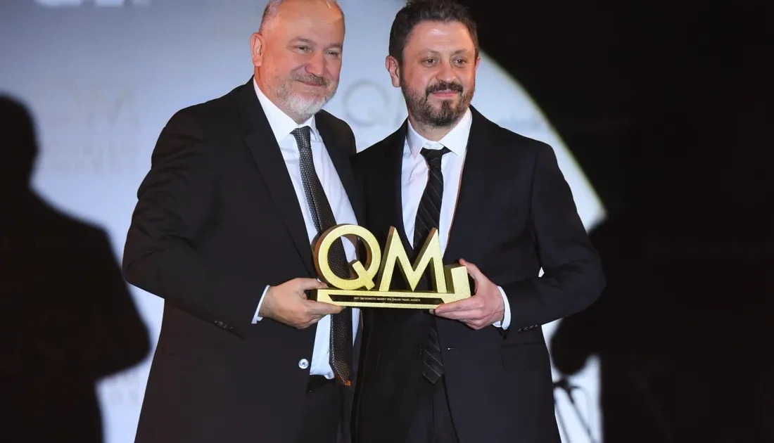 TatilBudur, QM Awards'ta iki prestijli ödül kazandı. Başarısını taçlandıran bu