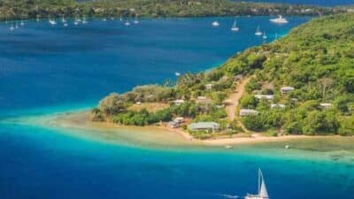 Tonga'nın konumu, nüfusu ve başkenti hakkında kısa ve önemli bilgiler.