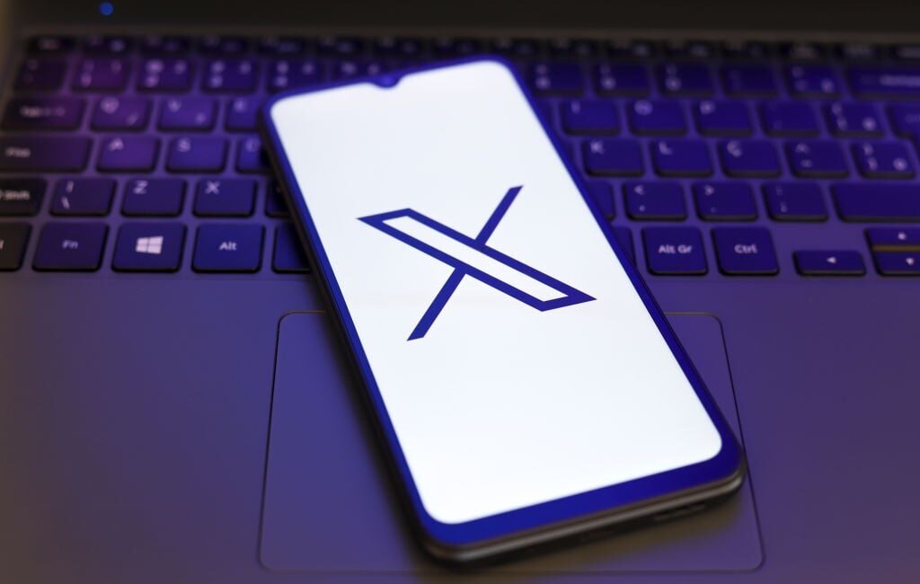 X, yapay zekâ içeriklerini otomatik olarak etiketlemeye başlayarak kullanıcı deneyimini