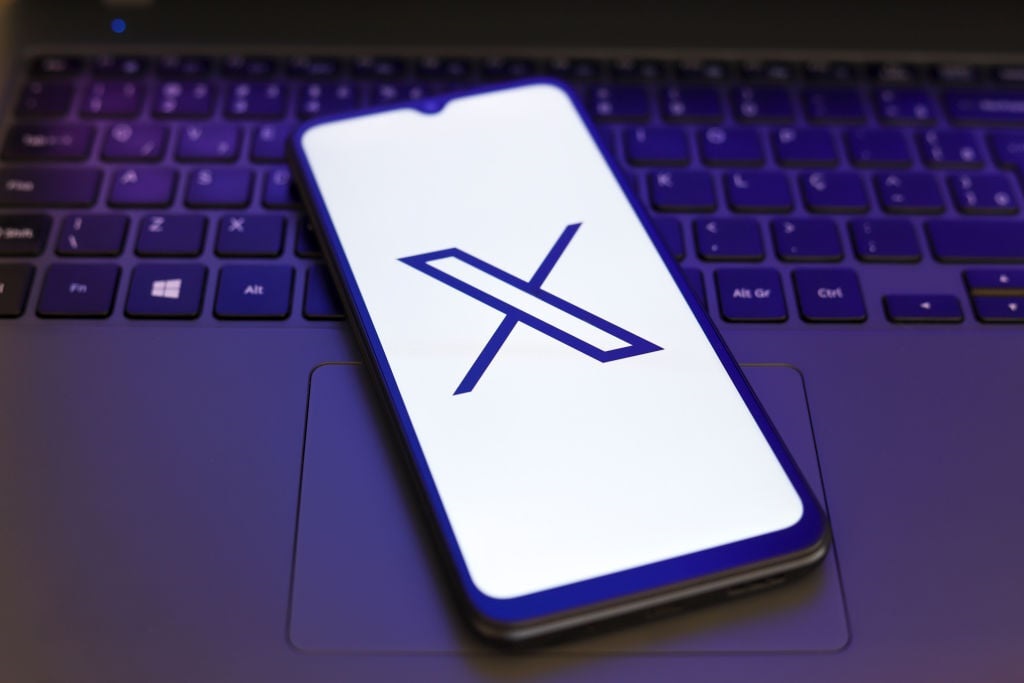 X, yapay zekâ içeriklerini otomatik olarak etiketlemeye başlayarak kullanıcı deneyimini