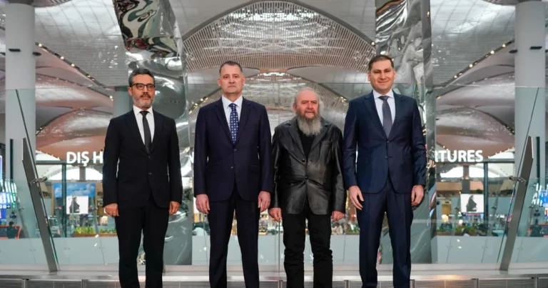İGA İstanbul Havalimanı’nda Hayri Karay’ın Dev Heykeli Açıldı