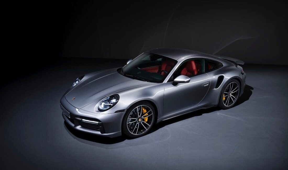 Porsche, elektrikli araç hedeflerini güncelledi. Marka, içten yanmalı motor üretimini