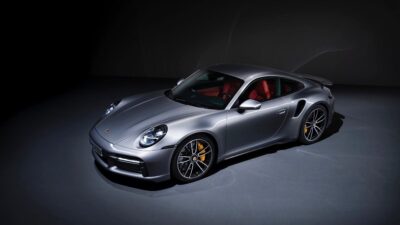 Porsche, elektrikli araç hedeflerini güncelledi. Marka, içten yanmalı motor üretimini