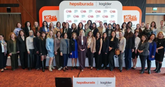 Kadın girişimcilerin yapay zekâ yolculuğuna ilham veren Yol Arkadaşın Burada