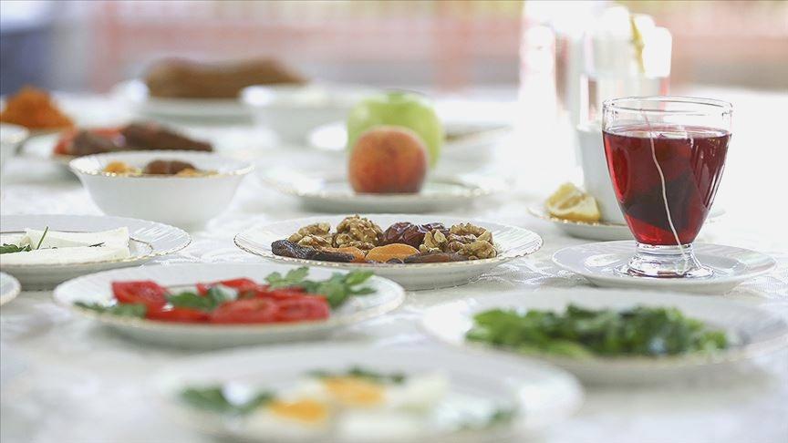 Arefe günü oruç tutulabilir; hacda olmayanlar için faziletli, hacda olanlar için tutmamak daha uygundur 2 Arefe günü orucu ve niyet vakti