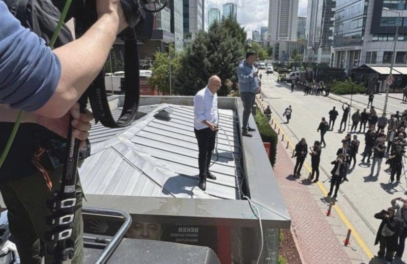 CHP Genel Merkezi’nde mahkeme kararı sonrası tahliye gerilimi ve Mahmut Tanal’ın çatıdaki görüntüsü gündem oldu