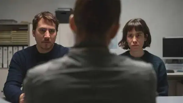 Girişte Filminin Konusu, Oyuncuları ve IMDb Puanı