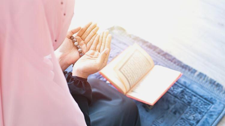 Kurban keserken besmele çekilir, “Bismillahi Allahü ekber” denir ve ilgili ayetler okunabilir