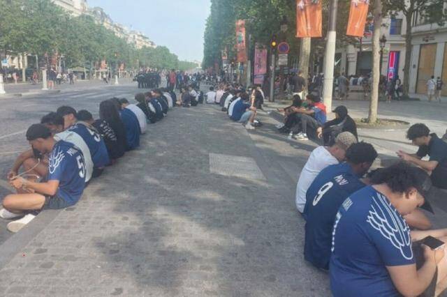 PSG taraftarları Şanzelize'de Şampiyonlar Ligi finalini telefonlarından takip etti