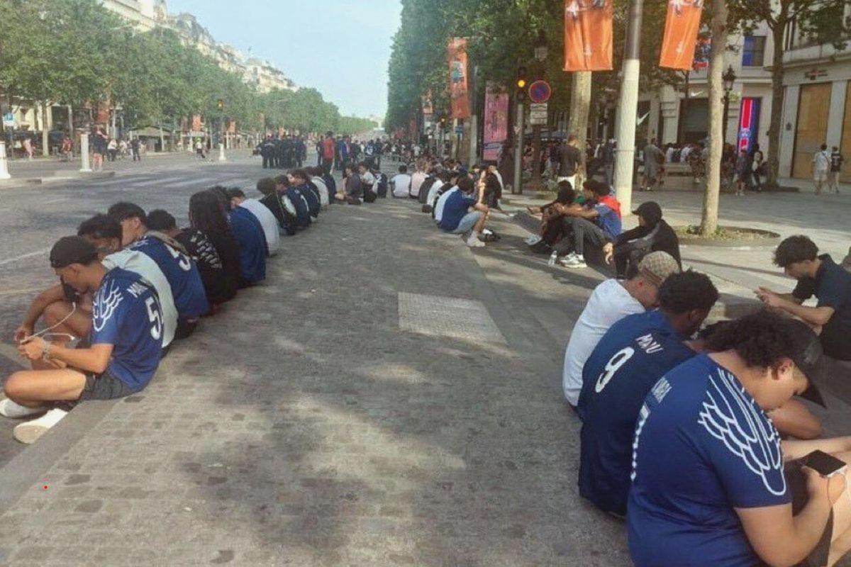 PSG taraftarları Şanzelize’de Şampiyonlar Ligi finalini telefonlarından takip etti