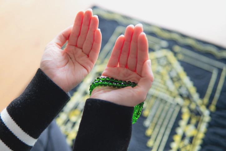 Teşrik tekbirleri arefe sabah namazında başlar, bayramın 4. günü ikindi namazında biter