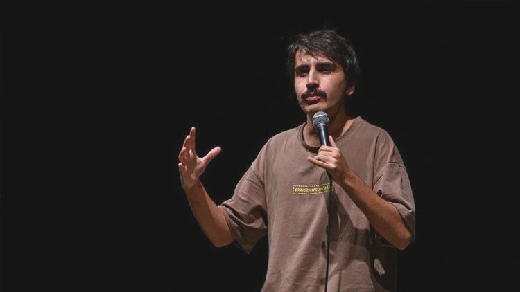 Deniz Göktaş’a “Ölü Deniz” Gösterisi Nedeniyle Soruşturma ve Hayatına Dair Bilgiler