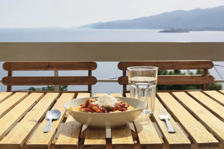 Domatesli Erişte tarifi
