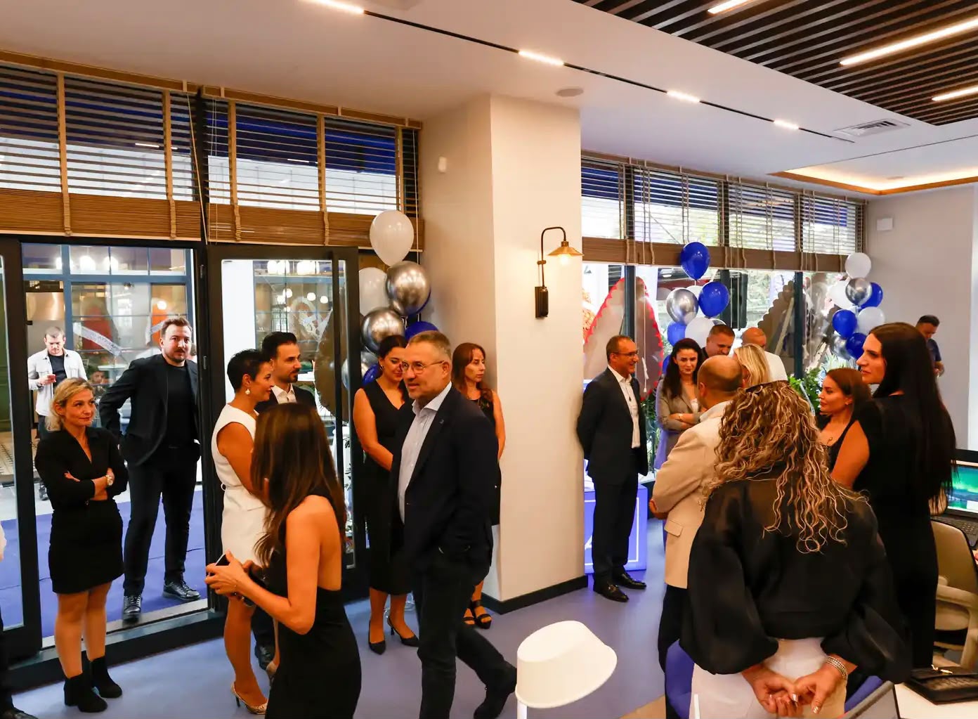 AXA Sigorta ve AXA Hayat Emeklilik tabelalarının yer aldığı Oluç Grup Sigorta ofisi