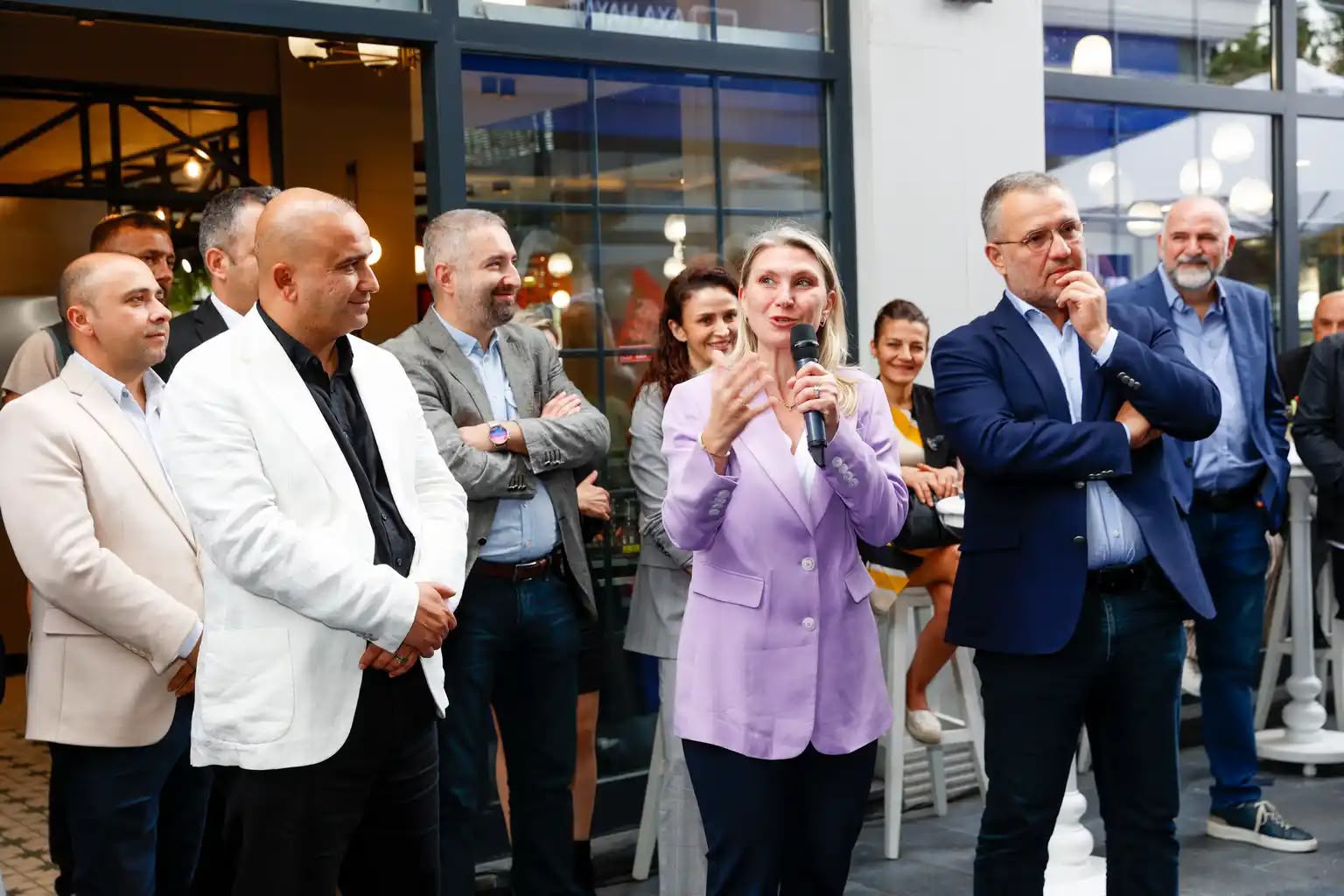 AXA Proje Ofis açılışında konuşma yapan yöneticiler