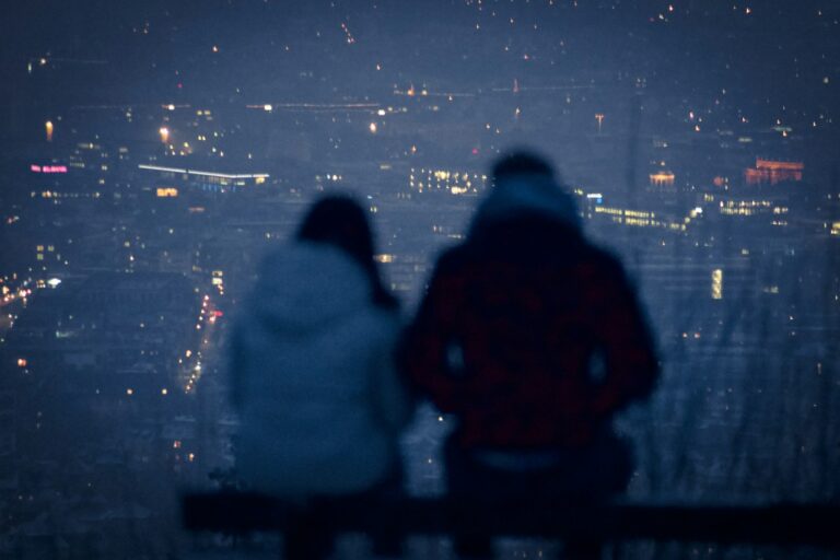 Rüyada eski sevgiliyi görmek temasını anlatan gece manzarasında oturan iki kişi